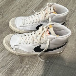 Nike Woman’s Blazers Mid 77 Shoes